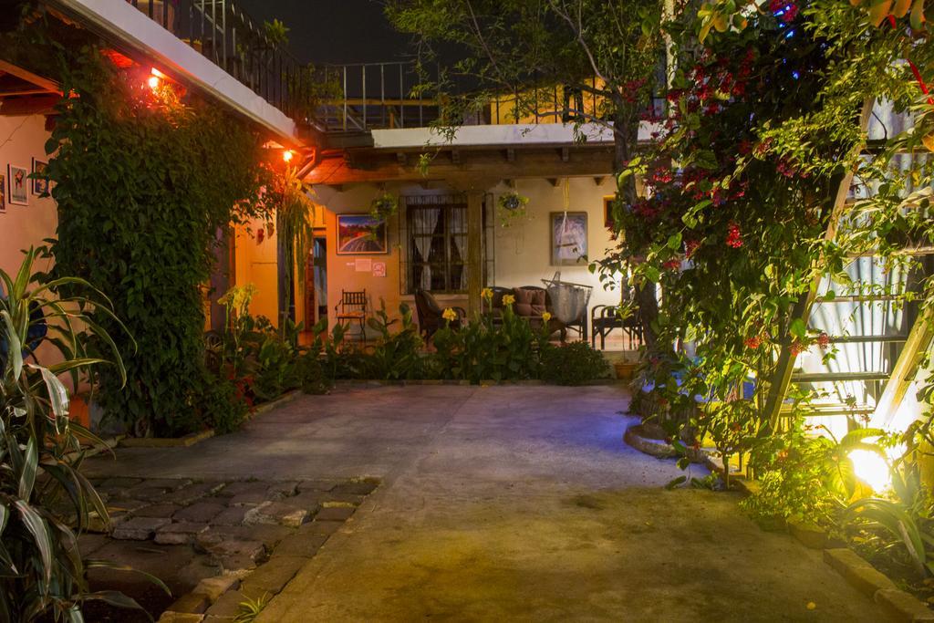 Dionisio Inn Antigua Bagian luar foto